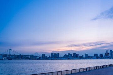 Obraz premium マジックアワーのレインボーブリッジと東京都心の都市風景