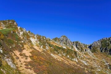 青空バックに千畳敷カールで見た雄大な中央アルプスの情景