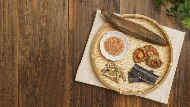 和風の出汁(だし)イメージ｜鰹節・削り節・昆布・煮干し・椎茸