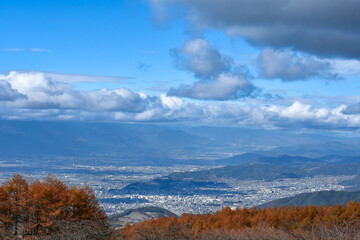 高ボッチ山頂から見る松本市街地と紅葉