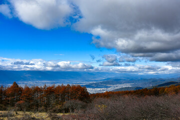 高ボッチ山頂から見る松本市街地と紅葉