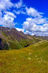 Fototapeta premium Das Lareintal mit dem Larainkamm in Tirol (Österreich)