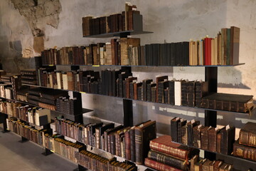 Altes Bücherregal in Kloster Dalheim im Paderborner Land
