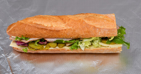 Apetyczna kanapka zrobiona z bagietki francuskiej  - obrazy, fototapety, plakaty