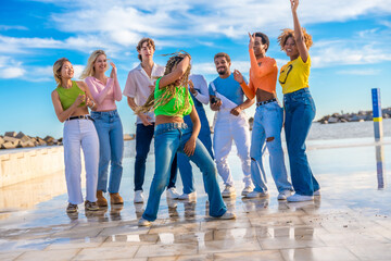 Obraz premium Young people in a dance battle in an urban square