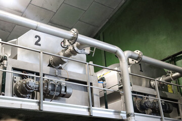 Industrial press to crush apples and make cider