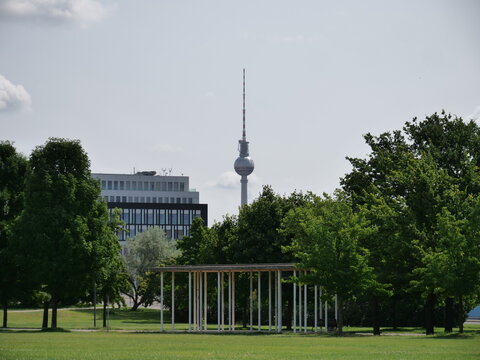 Berliner Fernseherturm inmitten der Hauptstadt Deutschlands mit atemberaubender Aussicht auf die ganze Stadt