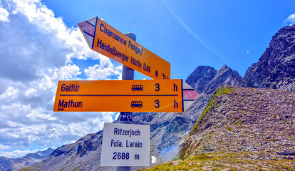 Wegweiser am Ritzenjoch/Fuorcla Larein in Tirol/Graubünden