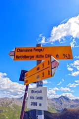 Wegweiser am Ritzenjoch/Fuorcla Larein in Tirol/Graubünden