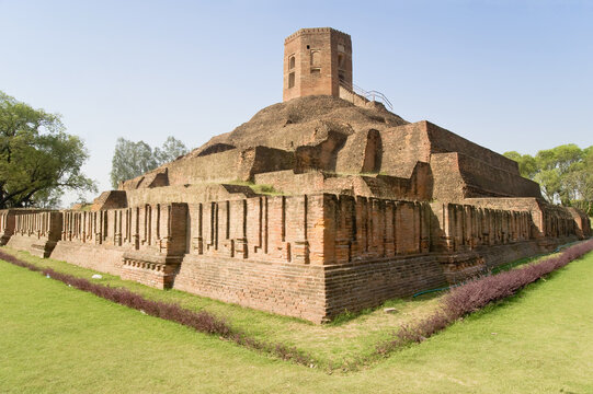 Chaukhandi Stupa, Isipatana Deer park where Buddha made his first sermon, Sarnath, Uttar Pradesh, India