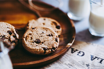 Biscuits cookies aux pépites de chocolat fait maison avec un verre de lait - obrazy, fototapety, plakaty