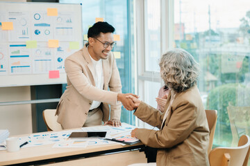 Obraz premium business people shaking hands during a meeting in office