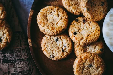 Keuken spatwand met foto Biscuits cookies aux pépites de chocolat fait maison avec un verre de lait © PicsArt