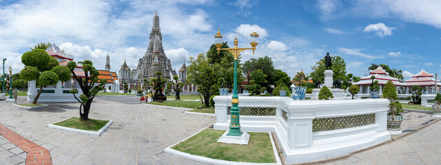 Naklejka premium Panorama view of Temple Wat Arun Ratchawararam with blue sky cloud background. Wat Arun is a Buddhist temple in Bangkok, Thailand