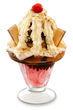 taça de sorvete de morango com calda de chocolate acompanhado de chantilly, biscoito e cereja em fundo branco