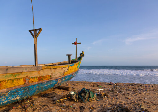 Pirogues on the beach in N&rsquo;zima fishermen village, Sud-Como&eacute;, Grand-Bassam, Ivory Coast
