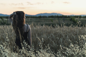 A beutiful girl in the autum field