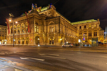 Fototapeta na wymiar Vienne, Austria 10-26-2023 The Vienna State Opera, a 1709-seat venue and the first major building on the Vienna Ring Road it host operas, ballets, balls and orchestra performances