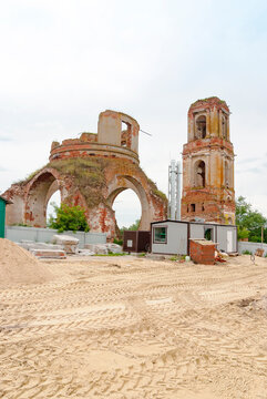 Shatsk. Russia. Ryazan region. The village of Lesnoe Konobeevo. Construction site near the ruins of the Church of the Resurrection of Christ 