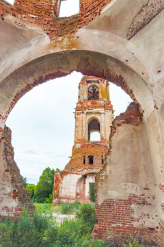 Shatsk. Russia. Ryazan region. The village of Lesnoe Konobeevo. The ruins of the Church of the Resurrection of Christ 