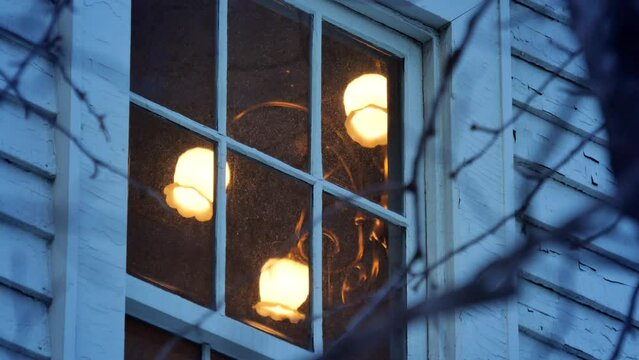 レトロなあかりが灯る窓　冬の札幌