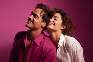 Le portrait d'un jeune couple rempli de bonheur sur un fond coloré uni - obrazy, fototapety, plakaty