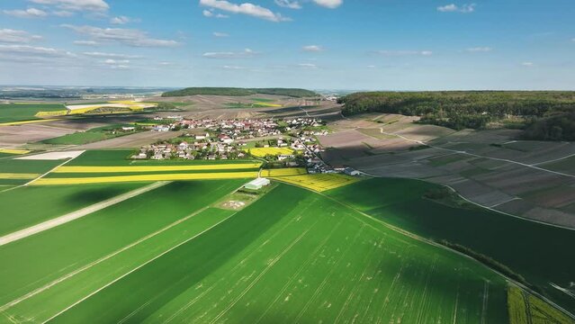 Paysage a&eacute;rien de la Marne et la Montagne de Reims en Champagne
