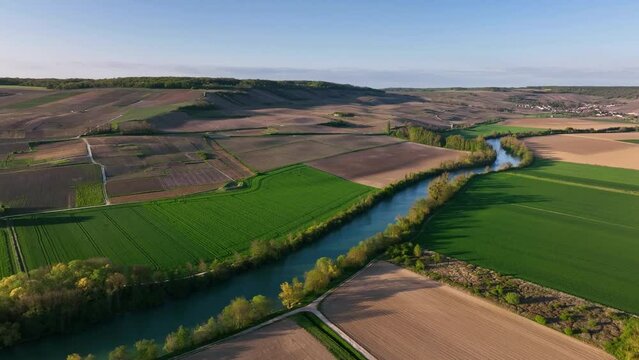 Paysage a&eacute;rien de la Marne et la Montagne de Reims en Champagne
