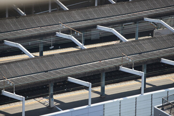 俯瞰で見る大阪府の堺市の駅のホームの風景