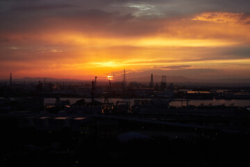 綺麗な夕焼けと大阪府堺市の港の海岸の工場の風景