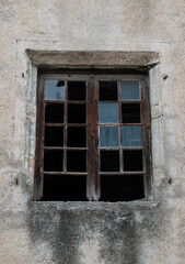 Vieille fenêtre aux vitres cassées d'une maison abandonnée, département de la Lozère, France