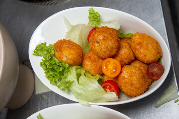 Meatballs with salad and tomatoes