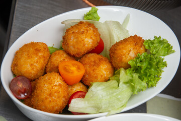 Meatballs with salad and tomatoes