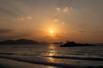 糸島半島から眺めた海に沈む夕日