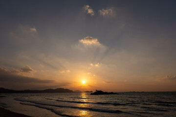 糸島半島から眺めた海に沈む夕日