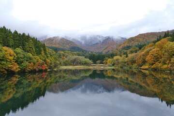 Fototapeta na wymiar 秋の大源太キャニオン、秋の大源太湖　Daigenta Canyon in autumn