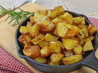 pommes de terre rissolées, en gros plan, dans un plat