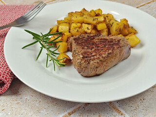 morceaux de boeuf et pommes de terre cuisinés en gros plan
