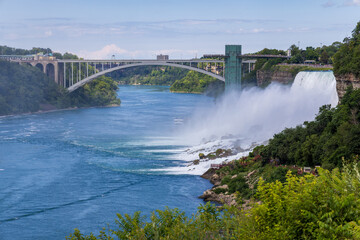 Fototapeta premium Distant shot of the American Falls and Rainbow Bridge in Niagara Falls, NY, USA