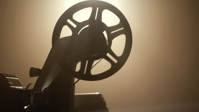 movimento in dettaglio di proiettore vintage in pellicola super 8mm acceso