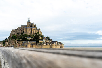 Fototapeta na wymiar Le Mont-Saint-Michel in der Frontalansich von der Brücke aus