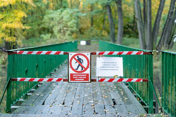 Most w parku wyłączony z ruchu - obrazy, fototapety, plakaty