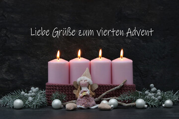 Adventsdekoration: Vier rosa brennende Kerze mit Zweigen und Weihnachtskugeln vor einem dunklem Hintergrund mit dem Text Liebe Grüße zum vierten Advent.