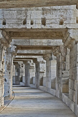 Obraz premium Arles, mura, archi, spalti e camminamenti dell'Anfiteatro romano, Les Arenes - Provenza, Francia