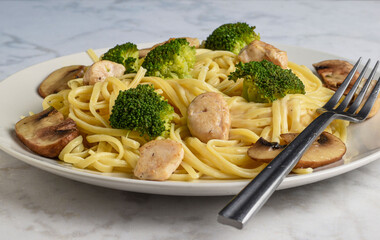 linguine  top with chicken broccoli and mushrooms