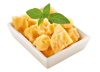 pote com pedaços de queijo parmesão acompanhado de folha de manjericão isolado em fundo transparente