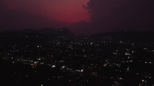 Timelapse d'une ville &agrave; la tomb&eacute; de la nuit. 