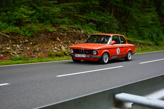 roter BMW BMW 02 2002 der 1960er und 1970er Jahre Oldtimer beim Bergrennen Würgau, Bamberg, Franken, Bayern, Deutschland, 06.09.2015