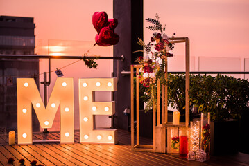 Proposal flower decorations with balloons