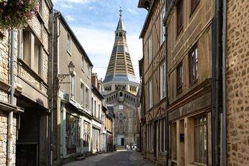 Straße in Domfront mit Blick auf die Kirche